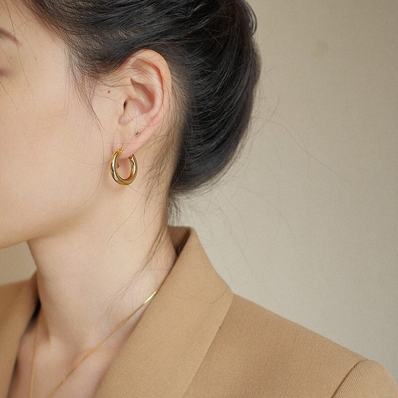 The Must Have Minimalist Golden Hoop Earrings - Picture 1 of 7